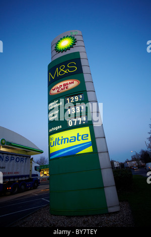 Les prix des carburants affichés sur un garage BP avant-cour Banque D'Images