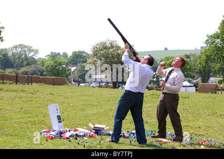 Un organisme de bienfaisance pigeon d'argile de l'événement pousse à Kegworth en 2010. Tir aux pigeons d'argile concurrents montrant avec un fusil comme un sport Banque D'Images