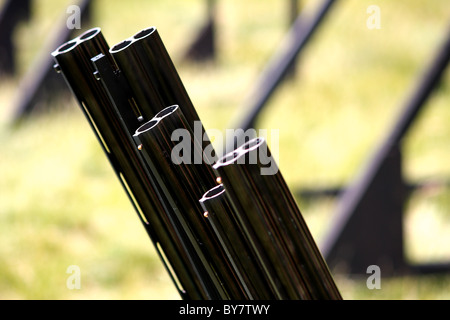 La fin d'un fusil à canon double, quatre d'entre eux sont à côté de l'autre prêt à être utilisé lors d'un tir au pigeon d'argile sol Banque D'Images