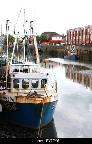 Les bateaux de pêche et chalutiers ancrés au en bordure du canal Boston, Lincolnshire, Royaume-Uni Banque D'Images
