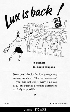 1940 publicité pour la lessive en poudre LUX in women's home magazine économique Banque D'Images