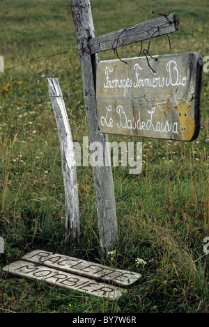 Une ferme sur une route de montagne fromage publicité produits dans la région de Jura France Banque D'Images