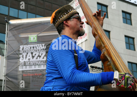 Défilé du festival international de jazz de Montréal Banque D'Images