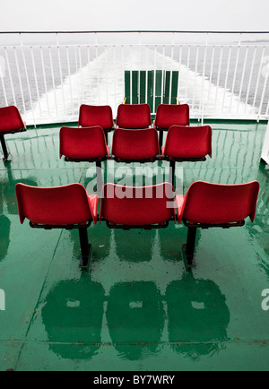 Terrasse extérieure du ferry calédonien MacBrayne de Lochboisdale à Oban le jour des pluies, les îles occidentales de l'Écosse Banque D'Images