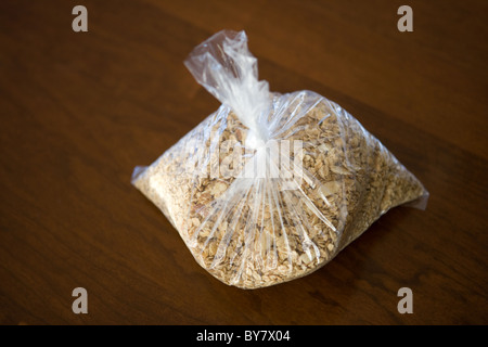 Un sac de céréales granola faites avec l'avoine et les noix. Banque D'Images