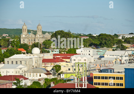 St Johns Antigua cityscape sommaire avec des maisons, s'arrête et la cathédrale Banque D'Images