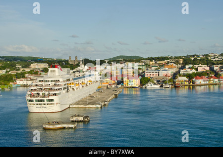 Saint John's Antigua Caribbean Cruise Port dock ci-dessus avec navire amarré et la ville de couleurs vives Banque D'Images