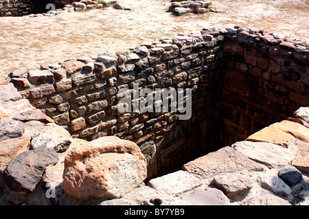 Un réservoir d'eau en brique à la ruine de la civilisation Harrappa excavées à Dholavira, anicient site de civilisation de la vallée de l'Indus, Banque D'Images