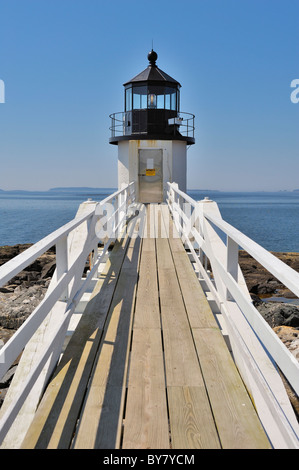 Large angle de vue verticale de Marshall Point Lighthouse en direction de Penobscot Bay, Port Clyde, péninsule de Saint George, Maine, USA Banque D'Images