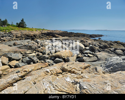 Port Clyde, moi - Aug 15 - Une vue imprenable sur les rochers de la baie de Penobscot, Maine Point Marshall avec les femmes bénéficiant d'un pique-nique en haut à gauche Banque D'Images