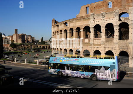 Italie, Rome, Colisée, bus touristique Banque D'Images