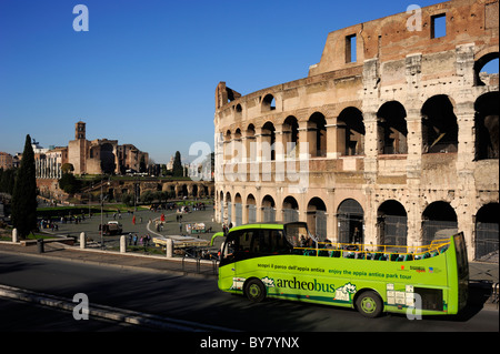 Italie, Rome, Colisée, bus touristique Banque D'Images