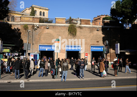 Italie, Rome, station de métro Colosseo Banque D'Images