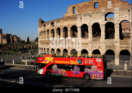 Italie, Rome, Colisée, bus touristique Banque D'Images