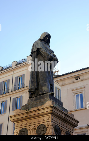 Italie, Rome, Campo de' Fiori, statue de Giordano Bruno Banque D'Images