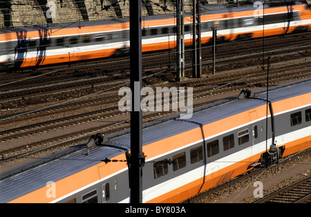 Les TGV français en attente sur voies ferrées pour le départ et d'arrivée, Paris, France. Banque D'Images
