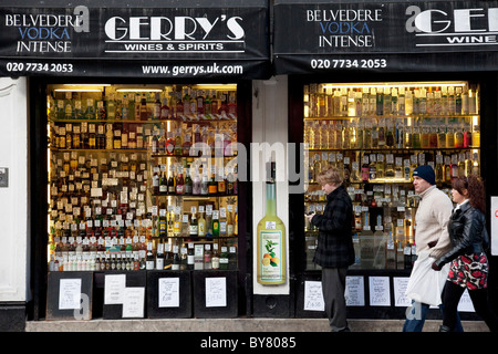 Gerry's vins et spiritueux vitrine plein de différentes bouteilles d'alcool. Londres. Banque D'Images