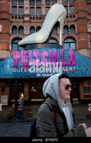 Palace Theatre dans le West End de Londres Theatreland. Une chaussure géante stilletto annonce la comédie musicale Priscilla Queen of the Desert. Banque D'Images