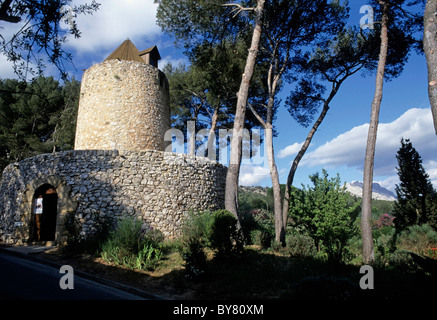 Moulin en pierre avec la montagne Sainte-Victoire en arrière-plan, Provence, France. Banque D'Images