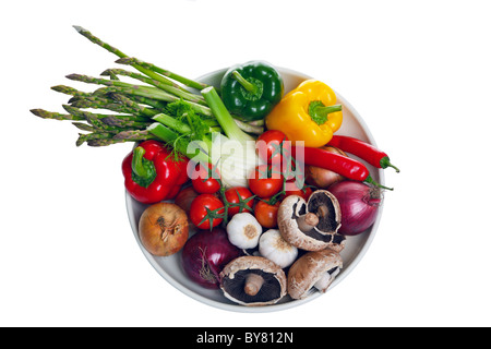 Photo d'un bol de légumes shot de ci-dessus et isolé sur fond blanc Banque D'Images