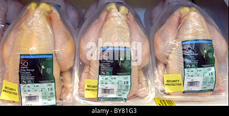 Poulet biologique protégée sécurité en vente dans une succursale de Sainsbury's à Brighton Banque D'Images