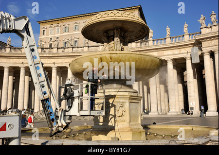 Italie, Rome, place Saint-Pierre, nettoyage des fontaines Banque D'Images