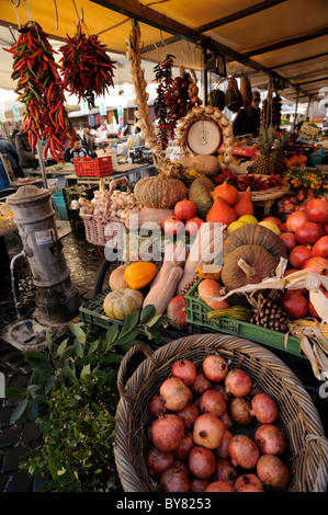 Italie, Rome, Campo de' Fiori, étals de marché Banque D'Images