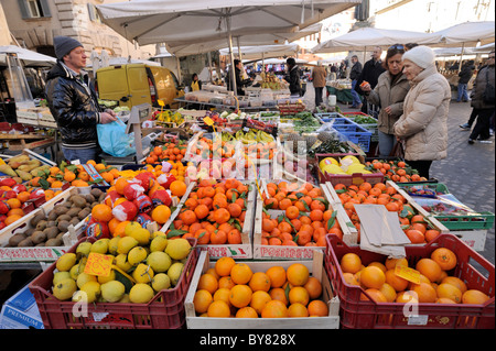 Italie, Rome, Campo de' Fiori, stands de marché alimentaire Banque D'Images