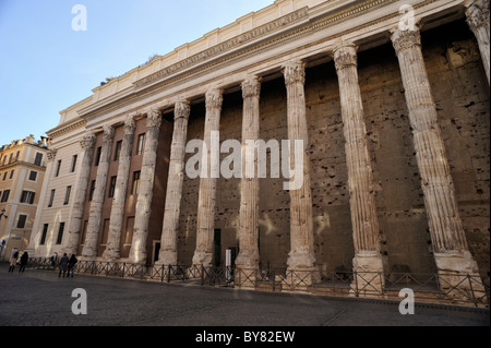 Italie, Rome, Piazza di Pietra, temple d'Hadrien Banque D'Images