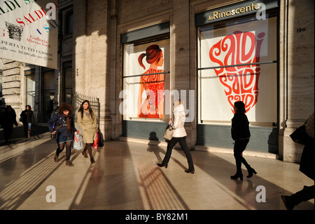 Italie, Rome, Galleria Alberto Sordi, Galleria Colonna, vitrine, ventes, les gens magasinant Banque D'Images