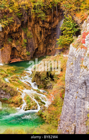 Crystal Clear ruisseau de montagne à l'automne paysage de lacs de Plitvice en Croatie Banque D'Images