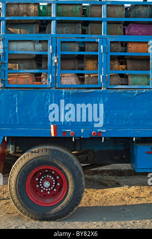 Couleur bleu camion chargé de bouteilles de gaz, Quoseir Village, Mer Rouge, Egypte. Banque D'Images