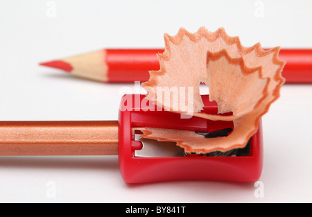 Avec un crayon rouge-sharpener et de copeaux. Banque D'Images