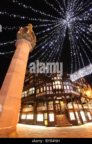 Ville de Chester, en Angleterre. Vue de la Chester Noël High Cross à l'Eastgate et Bridge Street junction. Banque D'Images