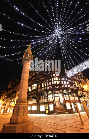 Ville de Chester, en Angleterre. Vue de la Chester Noël High Cross à l'Eastgate et Bridge Street junction. Banque D'Images