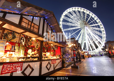 Ville de Chester, en Angleterre. Le Victorian shopping village et la chronique au cours de la Roue des fêtes de Noël. Banque D'Images