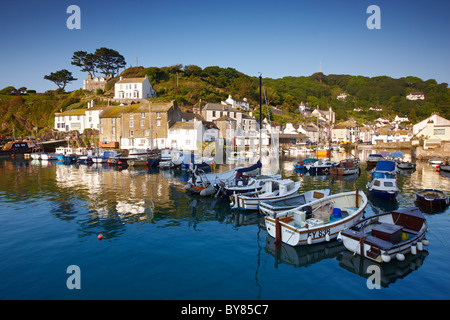 Matin vue sur le pittoresque village de pêcheurs de Polperro Banque D'Images