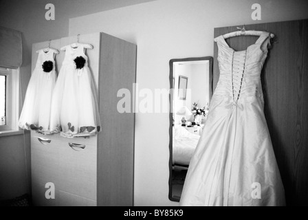 Robes de mariage accroché dans une chambre Banque D'Images