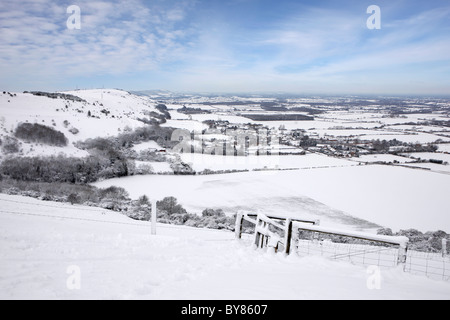 Vue depuis la digue Devils après de fortes chutes de neige dans le Sussex Weald et le Parc National des South Downs. Banque D'Images