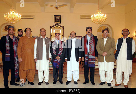 Photo de groupe du Pendjab Gouverneur, Sardar Latif Khosa avec le Ministre en chef du Sindh, Syed Qaim Ali Shah lors de réunion à CM House Banque D'Images