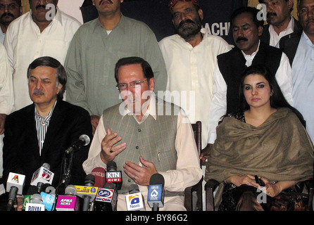 League-Like musulmane, Président du Groupe d'esprit Saleem Saifullah Khan au cours de gestes conférence de presse au club de la presse de Karachi Banque D'Images