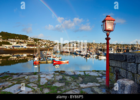 Météo changeante passage créé un arc-en-ciel magique sur le port de Newlyn. Banque D'Images