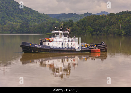 PANAMA - Remorqueur bateau sur canal de Panama Banque D'Images