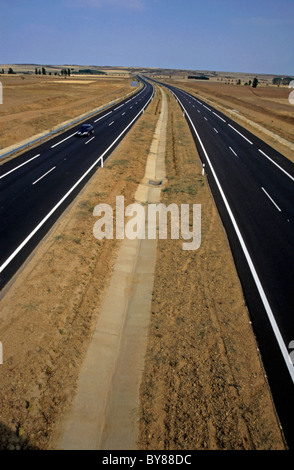 Nouvelle autoroute près de Sahagun, Leon, Espagne. Banque D'Images