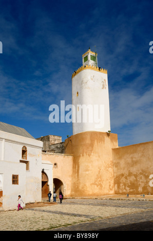 Les enfants de l'école marche à travers la cour de la grande mosquée ancienne cité portugaise El Jadida Maroc Banque D'Images