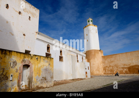 Motocycliste dans la cour de la grande mosquée ancienne cité portugaise El Jadida Maroc Banque D'Images