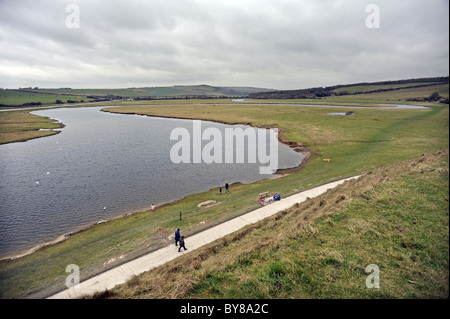 Cuckmere Haven est une zone de plaines de l'inondation dans la région de Sussex, où la rivière Cuckmere répond à la Manche Banque D'Images