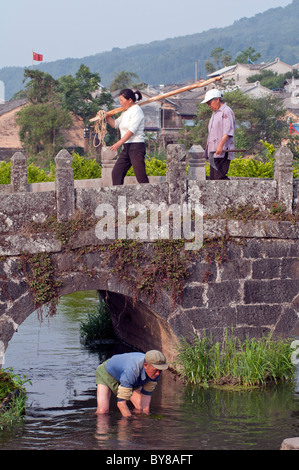 La Chine. Les agriculteurs FAISANT LE TRAVAIL AGRICOLE DANS LA PROVINCE DU YUNNAN Banque D'Images