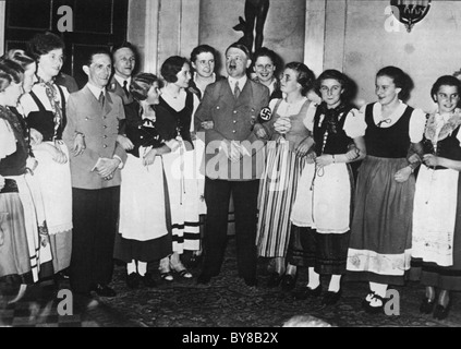 ADOLF HITLER (à droite) avec Joseph Goebbels l'avant gauche avec 'les filles de la Rhénanie' après son occupation en mars 1936 Banque D'Images