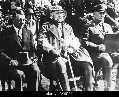 Le président Paul von HINDENBERG center avec Hitler à gauche et droite Goering pendant le défilé commémoratif Tannenberg en 1934 Banque D'Images